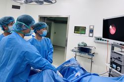L&eacute;n cho con ăn x&ocirc;i, uống sữa trước giờ mổ, người mẹ su&yacute;t hối hận cả đời