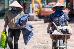 Công nhân mặc áo điều hòa, trùm kín mặt mưu sinh giữa chảo lửa Hà Nội
