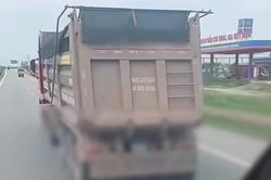 Xe đầu k&eacute;o đ&aacute;nh v&otilde;ng tr&ecirc;n đường, t&agrave;i xế bị phạt đến 50 triệu đồng