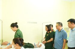 Xã Gia Lâm tổ chức khám bệnh, tặng quà tri ân người có công