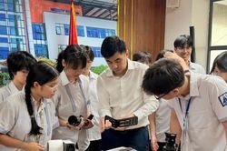 Chuy&ecirc;n gia c&ocirc;ng nghệ h&agrave;ng đầu thế giới hướng dẫn học sinh c&acirc;u lạc bộ Amstronomer sử dụng k&iacute;nh thi&ecirc;n văn điện tử