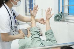 Cô gái 27 tuổi đang khỏe mạnh bất ngờ đột quỵ: Bác sĩ cảnh báo dấu hiệu dễ nhầm với rối loạn tiền đình