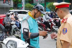 Ra đường vi phạm điều n&agrave;y, nhiều người đi xe m&aacute;y bị phạt đến 1.000.000 đồng