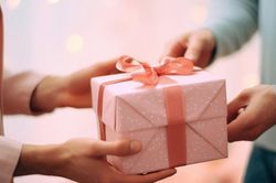Tặng quà cũng cần EQ: 4 món quà người tinh tế thường tránh tặng người khác
