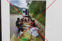 Du khách trải chiếu ngồi ăn uống dưới lòng đường tại khu vực thác Bản Giốc bị lập biên bản