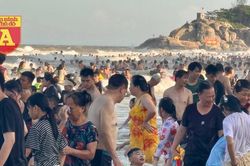 Biển Sầm Sơn 'vỡ trận' du khách trong những ngày nắng nóng đỉnh điểm