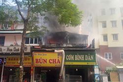 Khống chế kịp thời vụ cháy quán ăn trên phố Đội Cấn