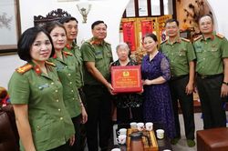 Công an thành phố Hà Nội thăm hỏi, tri ân nguyên lãnh đạo và gia đình cán bộ Công an