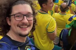 Fan MU nổi tiếng xuất hiện trong m&agrave;u &aacute;o Brazil