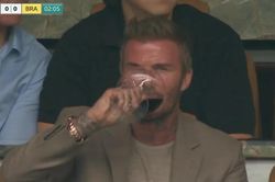 Beckham uống rượu vang khi đi xem tuyển Brazil