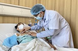 Hai anh chị mất v&igrave; xơ gan, nam sinh 16 tuổi hồi sinh nhờ gh&eacute;p gan