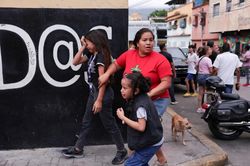 Ông Trump sát cánh cùng Venezuela, thương vong có thể 100.000 người