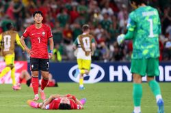 Cầu thủ H&agrave;n Quốc đổ gục