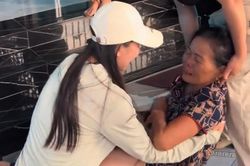 Mẹ bật kh&oacute;c khi gặp lại con g&aacute;i về nước sau 3 năm xa c&aacute;ch