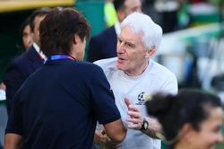 HLV Nam Phi khiến fan Hàn Quốc chạnh lòng