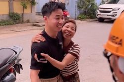 Con trai về nhà sau 10 năm, mẹ bật khóc nghẹn ngào