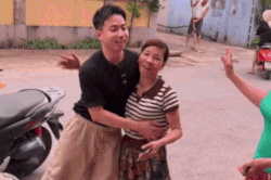 Chàng trai giấu bố mẹ, bất ngờ về nhà sau 10 năm biền biệt ở Nhật Bản