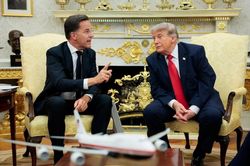 Tổng thư ký NATO có 'chiêu' xoa dịu ông Trump