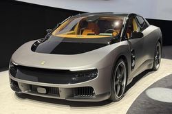 Sau màn ra mắt xe điện gây tranh cãi, Ferrari 'trảm tướng' marketing?