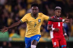 Li&ecirc;n tục ghi b&agrave;n, Vinicius đi v&agrave;o lịch sử b&oacute;ng đ&aacute; Brazil