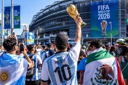 'Fan tourism' trở th&agrave;nh xu hướng n&oacute;ng nhất m&ugrave;a h&egrave; 2026