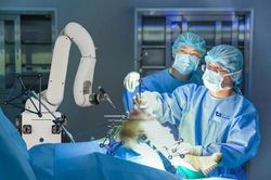 Robot trí tuệ nhân tạo đầu tiên tại Việt Nam giúp phục dựng khớp gối biến dạng phức tạp