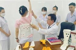 Trẻ vẹo cột sống vì điện thoại, máy tính bảng