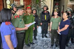 Bắt người phụ nữ k&iacute;ch động, tổ chức tụ tập đ&ocirc;ng người k&eacute;o tới trụ sở ch&iacute;nh quyền g&acirc;y rối