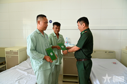 Động vi&ecirc;n qu&acirc;n nh&acirc;n Bi&ecirc;n ph&ograve;ng bị thương khi l&agrave;m nhiệm vụ