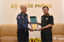 Đại tướng Nguyễn Tân Cương tiếp Phó tổng Tư lệnh Quân đội Hoàng gia Campuchia