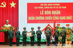 Cục Ph&ograve;ng, chống ma t&uacute;y v&agrave; tội phạm, Bộ đội Bi&ecirc;n ph&ograve;ng đ&oacute;n nhận Hu&acirc;n chương Chiến c&ocirc;ng hạng Nhất