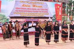 Quảng Ngãi: Hàng trăm đồng bào Xơ Đăng thi cồng chiêng, múa xoang