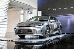 Toyota Camry tại Việt Nam cắt bản máy xăng, khởi điểm lên 1,46 tỷ đồng