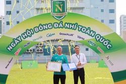 [SPONSORED - SPOTLIGHT]HLV Guillaume Graechen được vinh danh tại Ngày hội bóng đá Nhí Nutifood 2026