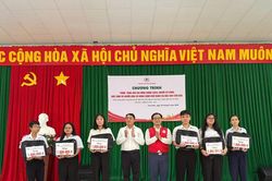 Hội Chữ thập đỏ TPHCM trao tặng 110 suất qu&agrave; tại Đặc khu C&ocirc;n Đảo 2026