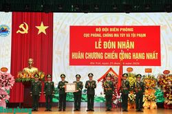 Trao tặng Huân chương Chiến công cho các tập thể, cá nhân lập thành tích đặc biệt xuất sắc trong đấu tranh phòng, chống tội phạm