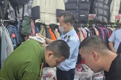 Thu giữ hơn 2.600 sản phẩm quần &aacute;o, giầy d&eacute;p giả mạo nh&atilde;n hiệu The North Face, Nike, Adidas