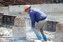 Công nhân công trình 'bọc' kín người dưới nắng nóng như 'nung'