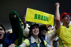 Selecao vào vòng knock-out, người hâm mộ Brazil thấp thỏm vì giờ thi đấu