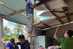 Lốc xoáy làm hàng chục căn nhà tốc mái, một người tử vong