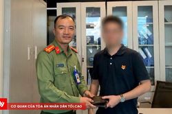 Lực lượng an ninh hàng không trao trả tài sản cho người đánh mất