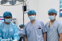 Mẹ lén cho con ăn xôi trước giờ mổ, bác sĩ buộc phải hoãn phẫu thuật