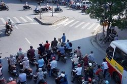 Dừng chờ đèn đỏ ở bóng râm mà không sát vạch có thể dính phạt nặng, tài xế lưu ý