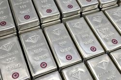 Bạc rơi không thấy đáy, người 'đu đỉnh' lỗ gần 65 triệu đồng/kg