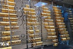 Giá vàng giảm sau khi tuột mốc 4.000 USD một ounce do đồng USD duy trì đà tăng