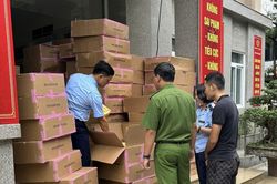 Quản l&yacute; thị trường H&agrave; Nội ph&aacute;t hiện 57.000 mặt nạ giả, chuyển c&ocirc;ng an điều tra