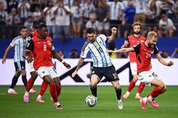 World Cup 2026: Kỷ lục sân cỏ và cơn sốt ngoài đường biên