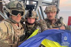 Ukraine tuy&ecirc;n bố cắm cờ ở một vị tr&iacute; chiến lược quan trọng ở Biển Đen sau khi qu&acirc;n Nga r&uacute;t lui