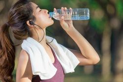 B&aacute;c sĩ cảnh b&aacute;o th&oacute;i quen b&ugrave; nước phản t&aacute;c dụng ng&agrave;y nắng n&oacute;ng
