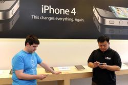 Kỷ lục 15 năm của iPhone 4 sắp bị iPhone 17 xô đổ